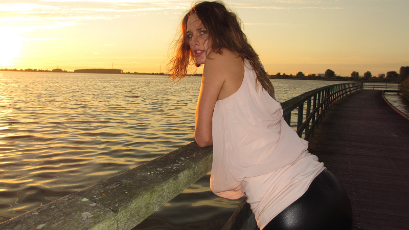 Chelsey (21) is a fan of Kim and wants to have sex adventures